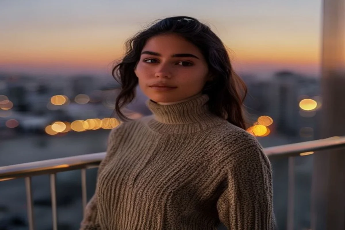 Mulher confiante em uma sacada ao entardecer, refletindo sobre como reconquistar um capricorniano